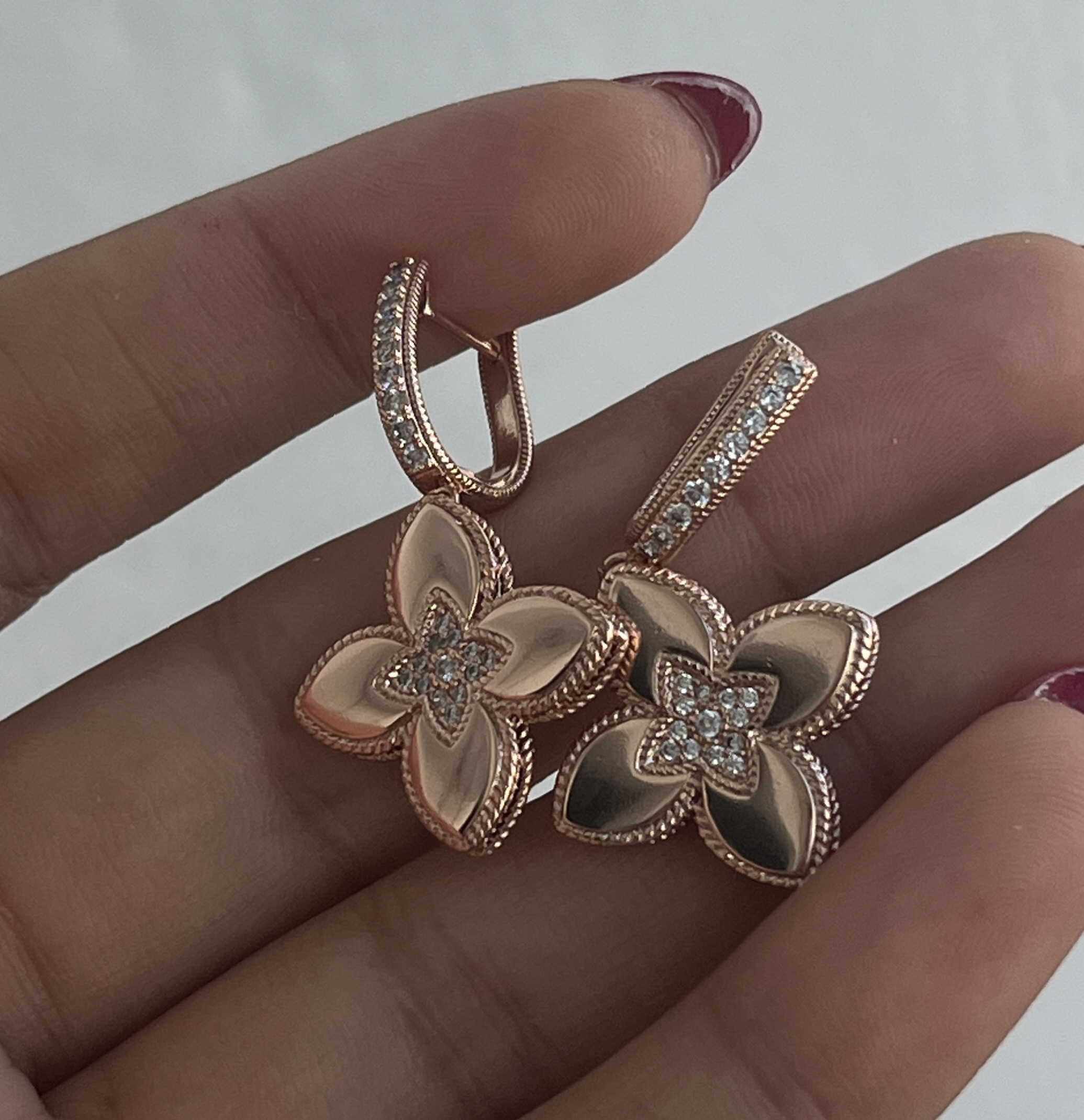 Boucles d’Oreilles Fleur Rose Gold – Acier Inoxydable & Zircon Éclatant