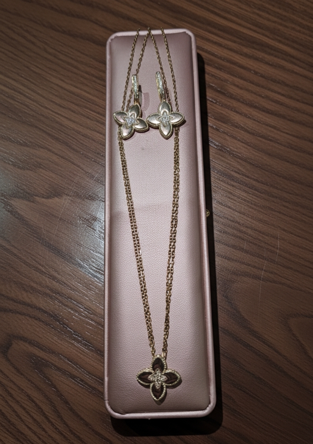 Parure Fleur Éclatante – Collier & Boucles en Acier Doré Rose