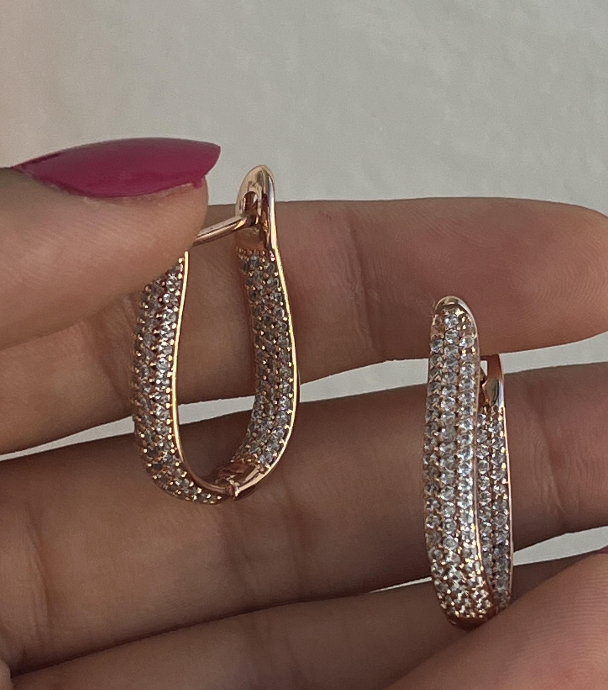 Boucles d’oreilles créoles en or rose pavées de zirconium