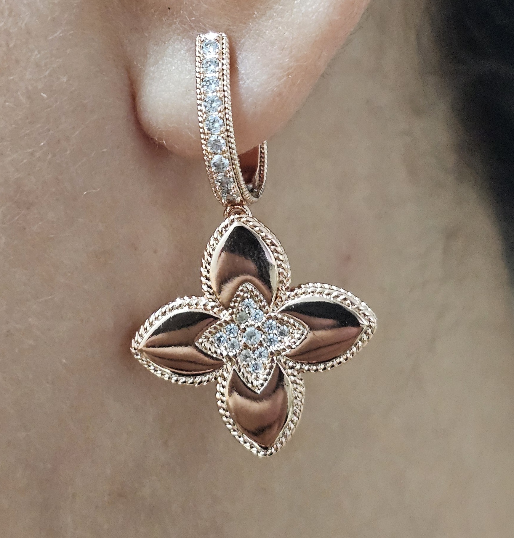 Boucles d’Oreilles Fleur Rose Gold – Acier Inoxydable & Zircon Éclatant