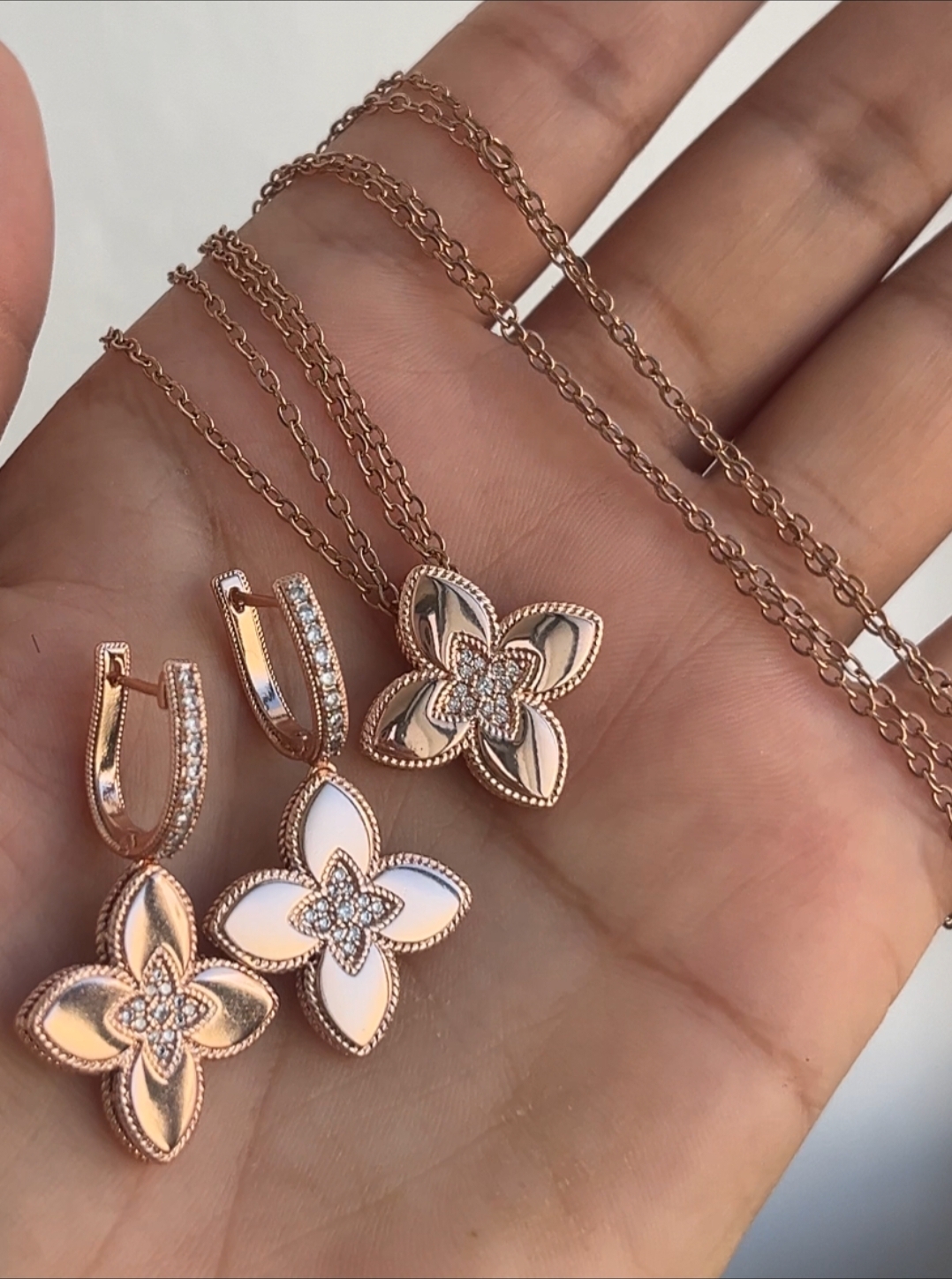 Parure Fleur Éclatante – Collier & Boucles en Acier Doré Rose