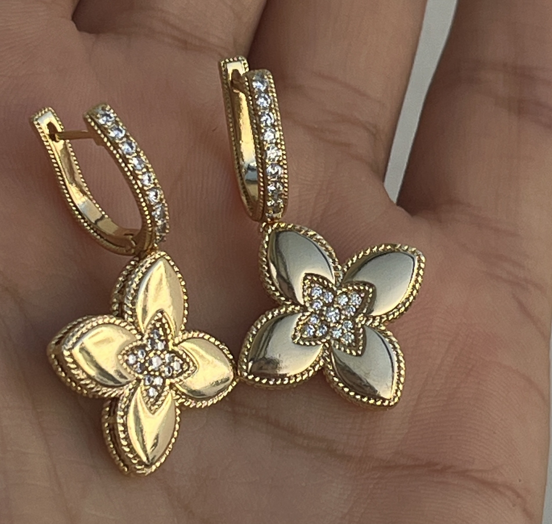 Boucles d’Oreilles Fleur Élégance Dorée