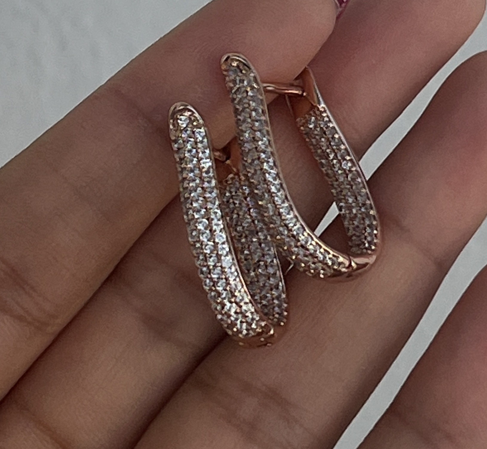 Boucles d’oreilles créoles en or rose pavées de zirconium