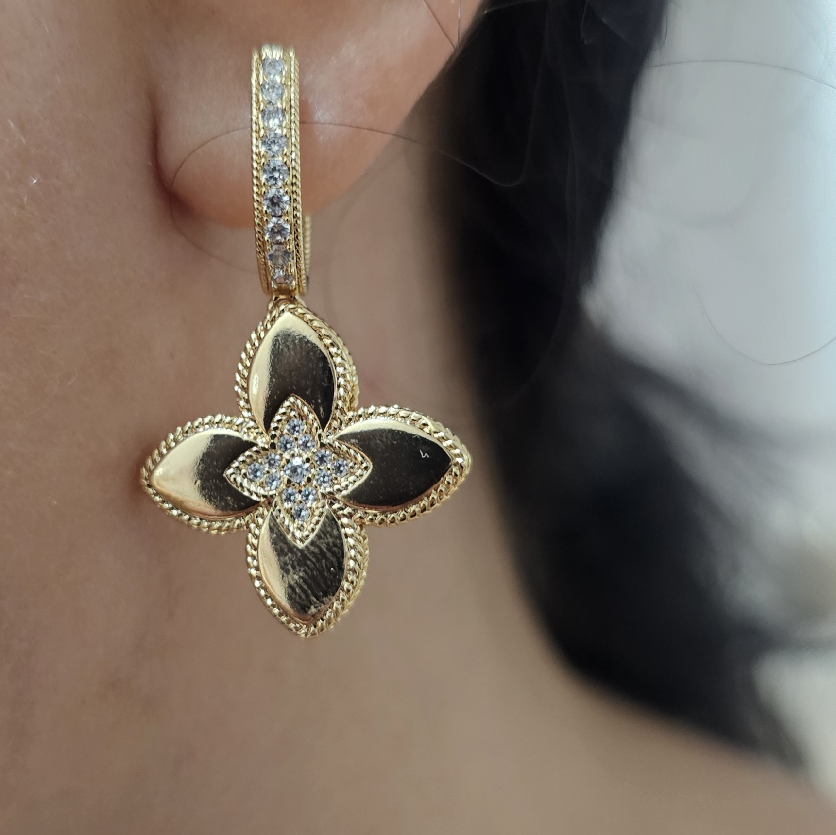 Boucles d’Oreilles Fleur Élégance Dorée