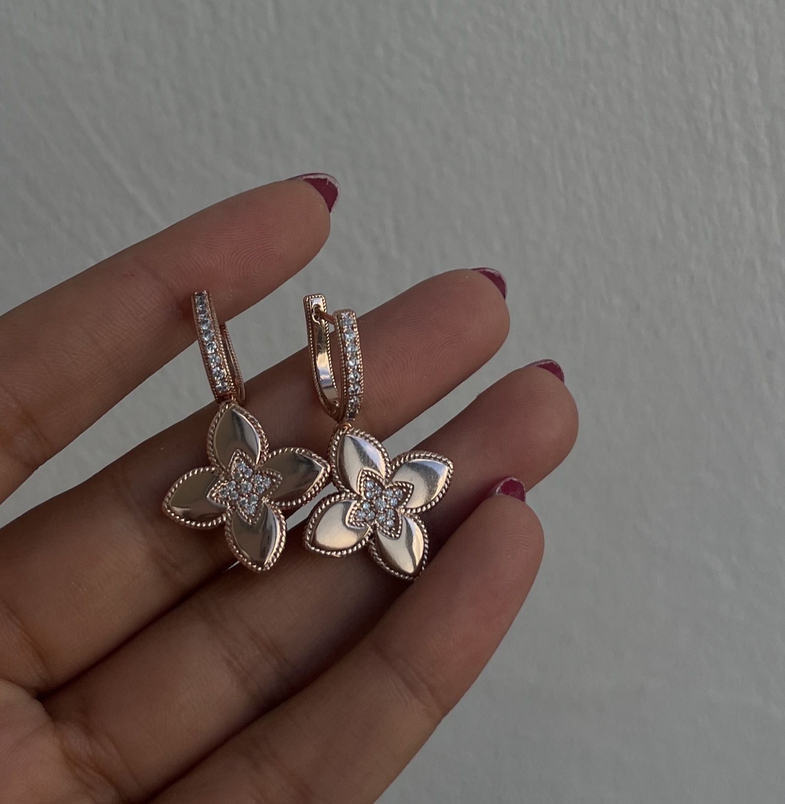 Boucles d’Oreilles Fleur Rose Gold – Acier Inoxydable & Zircon Éclatant