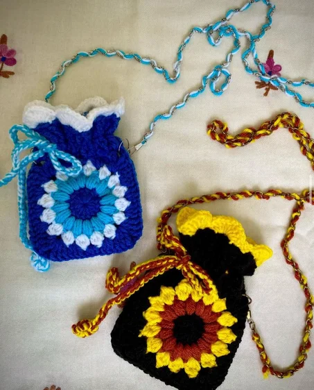 Pochette granny square au crochet