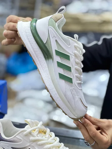 "راحة وأناقة لا مثيل لها – اكتشف حذاءنا الجديد!"