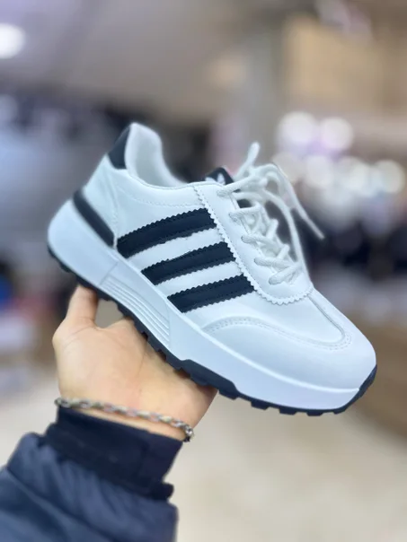 "  ADÎÍDAS راحة وأناقة لا مثيل لها – اكتشفي حذاءنا الجديد!"