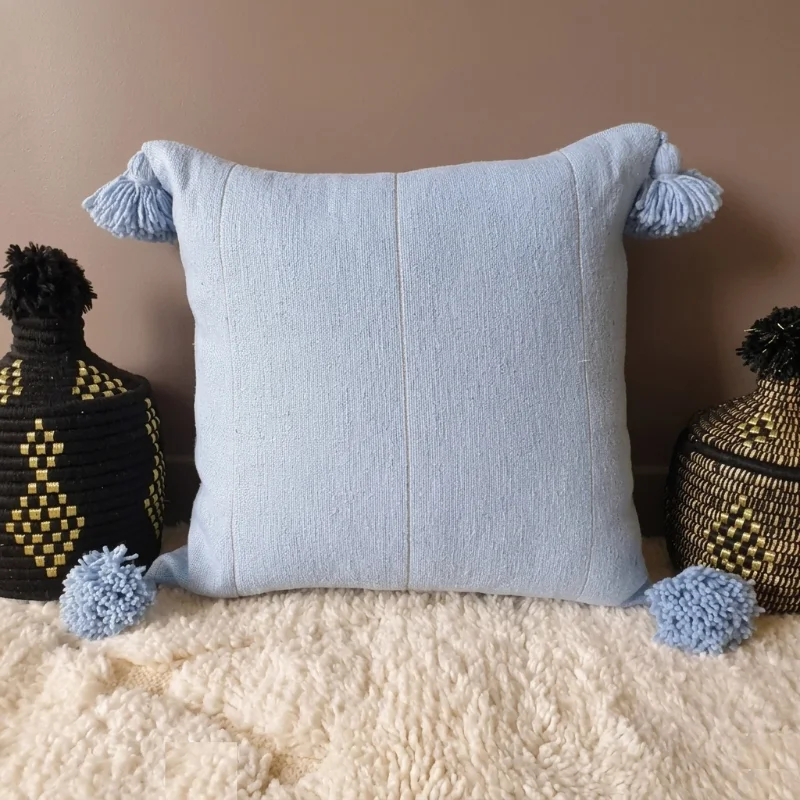 Coussin artisanal en coton « Signature Atlas » – Tissage main & Pompons