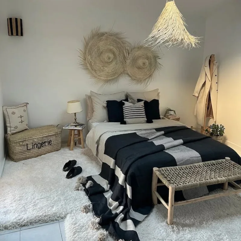 Parure de lit artisanale « Rythme Noir » – Noir & Crème à rayures
