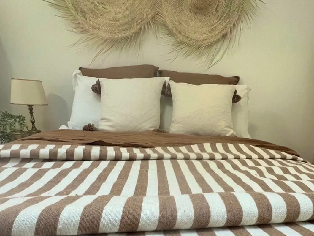 Parure de lit artisanale « Terre de Mogador » – Cannelle & Crème