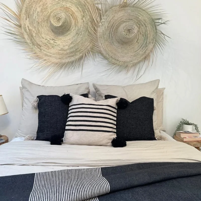 Parure de lit artisanale « Rythme Noir » – Noir & Crème à rayures