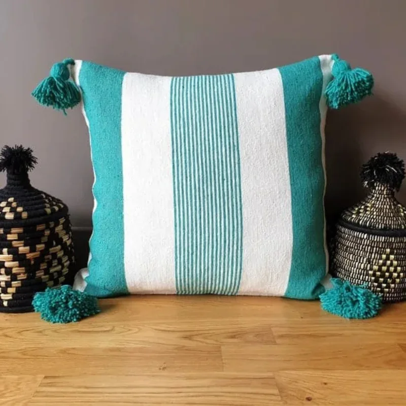 Coussin artisanal en coton « Signature Atlas » – Tissage main & Pompons
