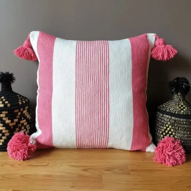 Coussin artisanal en coton « Signature Atlas » – Tissage main & Pompons