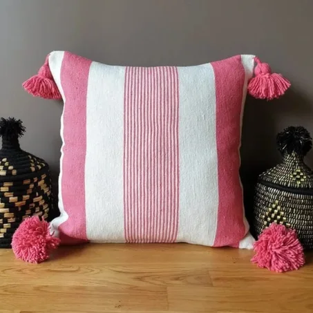 Coussin artisanal en coton « Signature Atlas » – Tissage main & Pompons