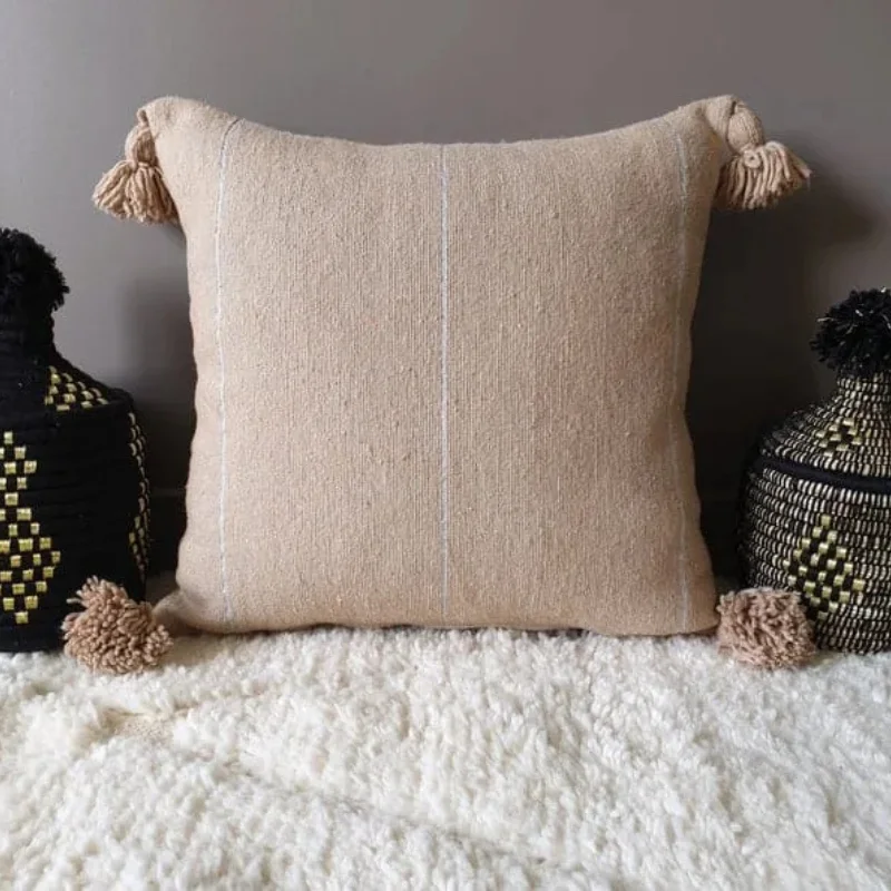 Coussin artisanal en coton « Signature Atlas » – Tissage main & Pompons
