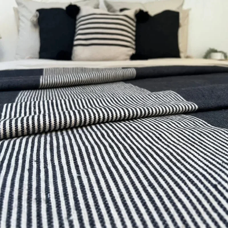 Parure de lit artisanale « Rythme Noir » – Noir & Crème à rayures