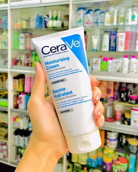 كريم مرطب CERAVE من ماركة CERAVE للبشرة الجافة الى البشرة الجافة جدا يصلح للبشرة المختلطة والذهنية ايضا 😍