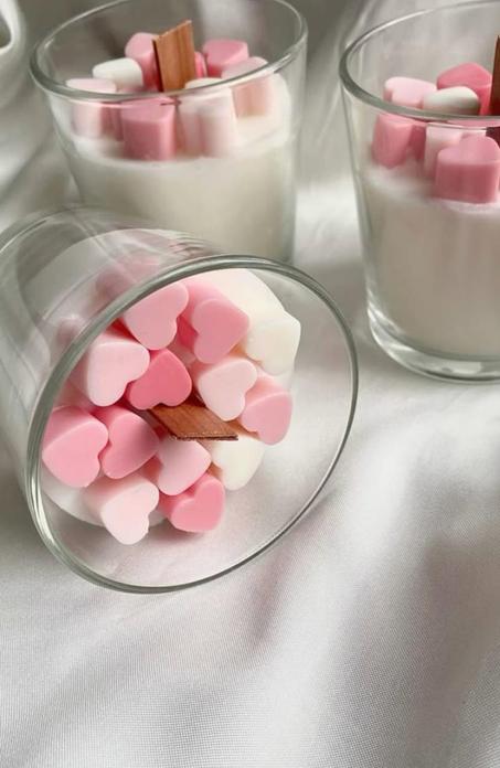 شمعة الكوب بقلوب صغيرة