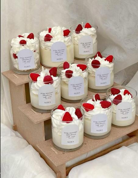 شمعة كوب الكريمة والفراولة