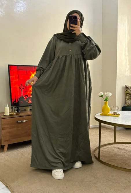 عباءة كلوش قطيفة دياكونال فخامة وأناقة بأزرار خشبية – عرض محدود!