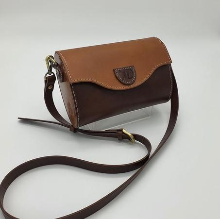 Élégance Brunette “Bois & Cuir”