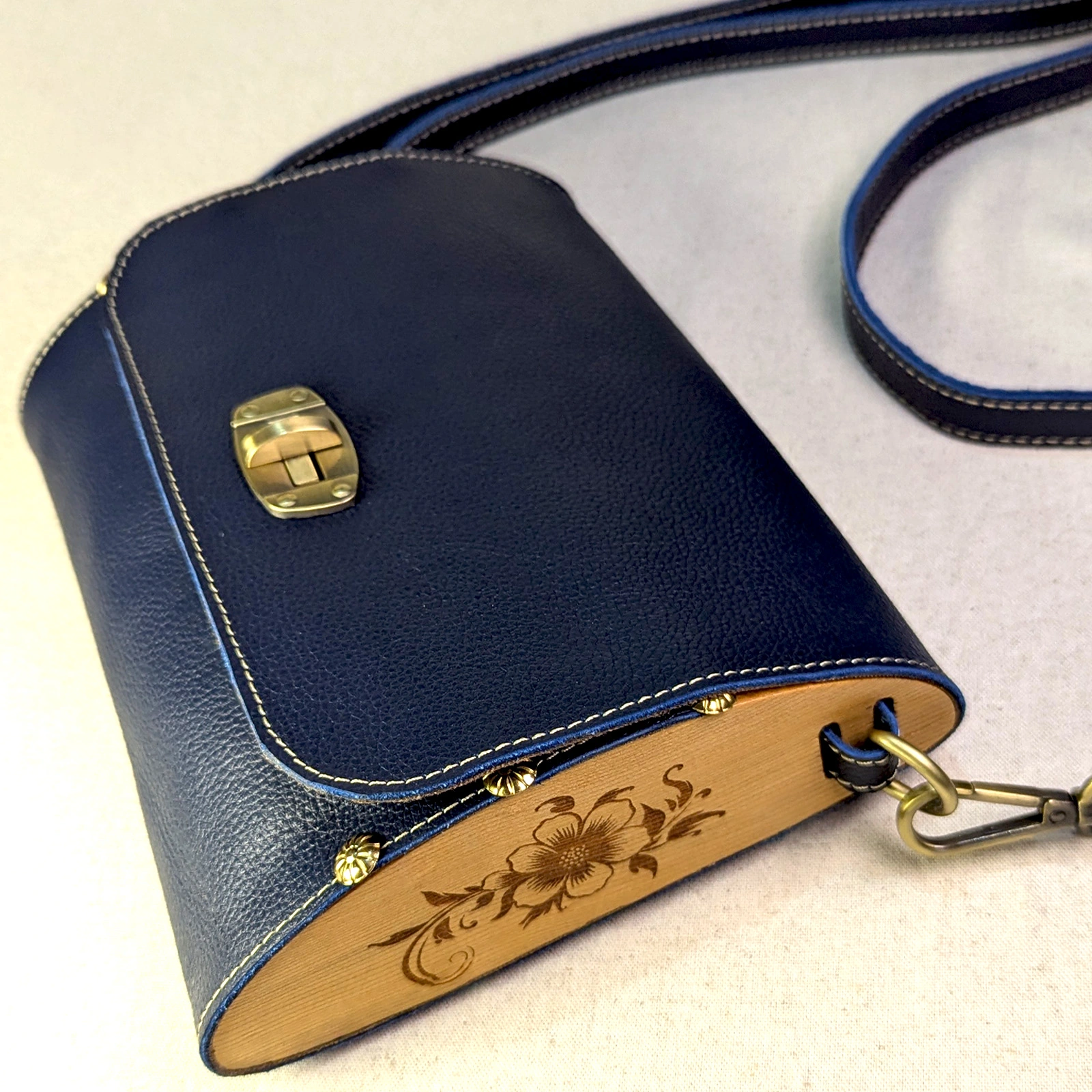 Floréa – Cuir & Bois de Cèdre