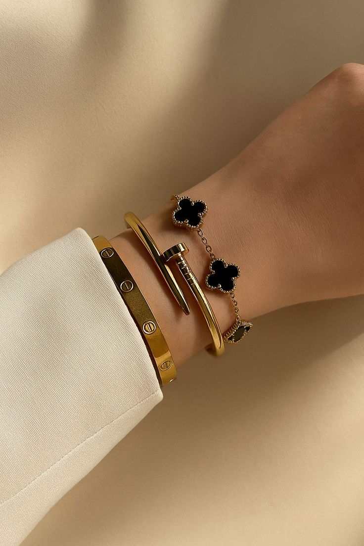 مجموعة الأساور الذهبية الراقية