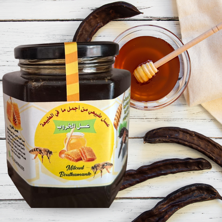 عسل الخروب من الأنواع المميزة والنادرة، ويشتهر بمذاقه الفريد وفوائده الصحية العالية خاصة للقلب والجهاز الهضمي