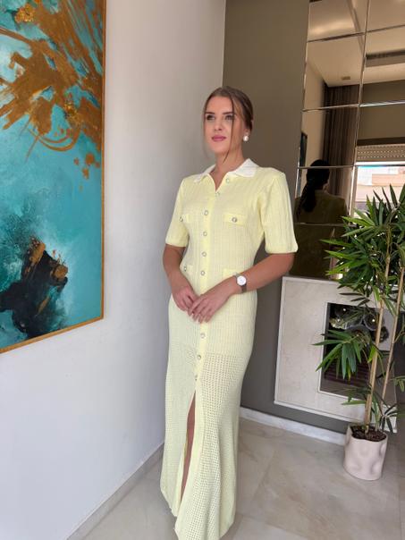 Robe en fine maille avec détail bouttons en perlage