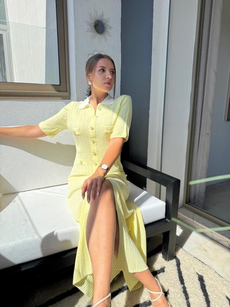 Robe en fine maille avec détail bouttons en perlage  jaune beurre