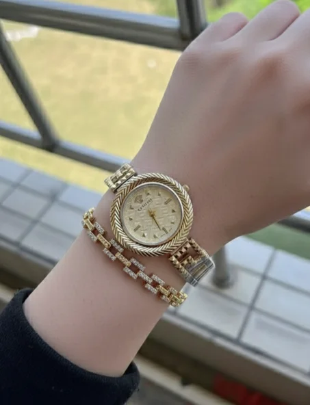 طقم ساعة ذهبية فاخرة مع سوار  بأحجار ألماس – أناقة راقية للمرأة العصرية