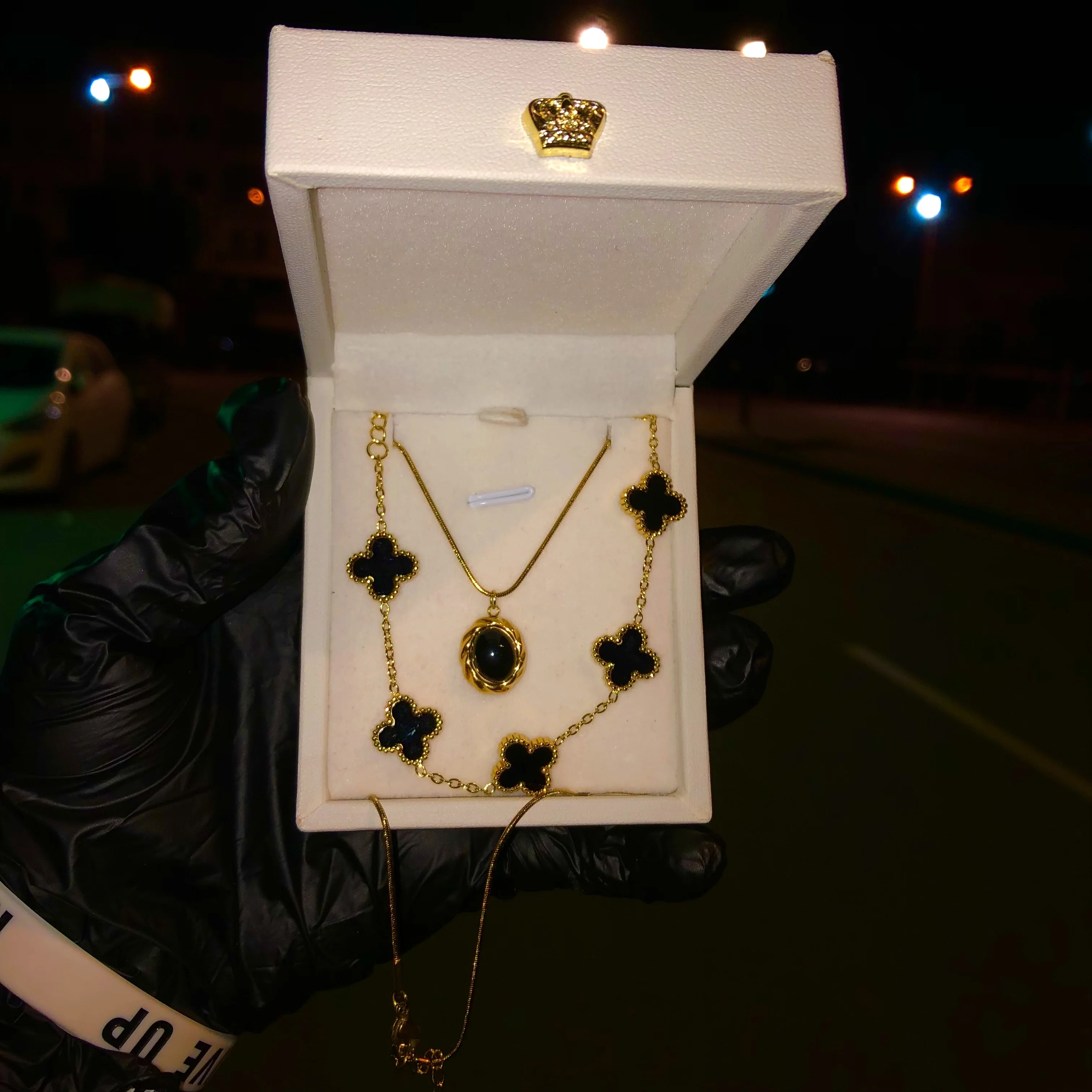 𝐌𝐨𝐧𝐬𝐭𝐨𝐧𝐞 + 𝐕𝐚𝐧𝐜𝐥𝐢𝐟