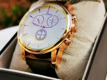 ساعة أنيقة  مع  علبة مجانا