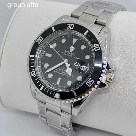 ساعة بألوان مختلفة