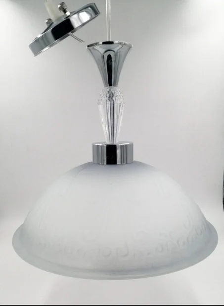 ثريا مصنوعة من الزجاج الصلب