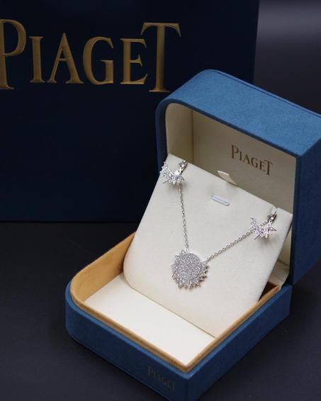 PIAGET SUNLIGHT PENDANT & EARRINGS