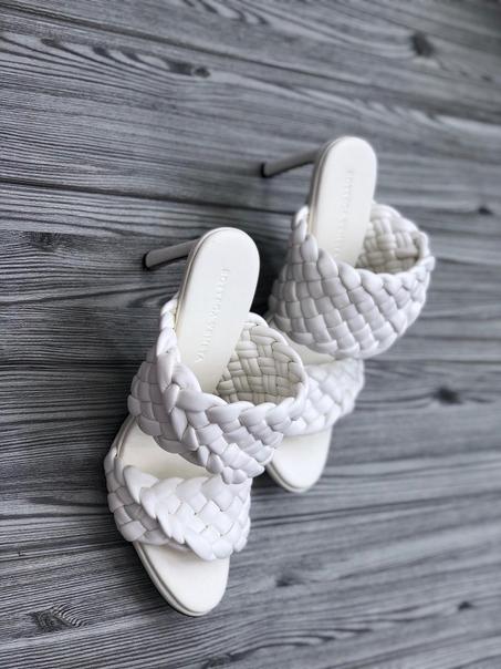 حذاء ليدو مفتوح من الخلف