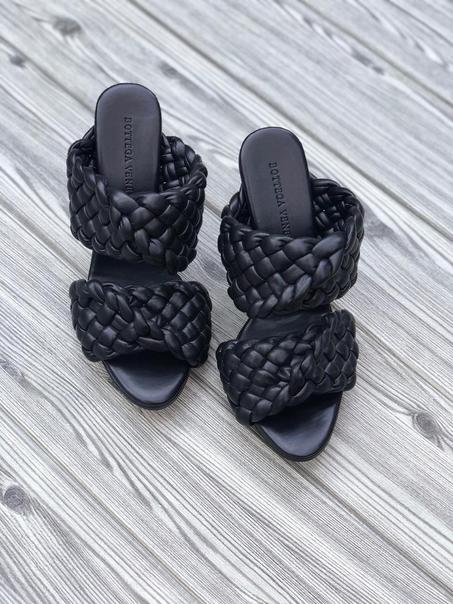 حذاء ليدو مفتوح من الخلف