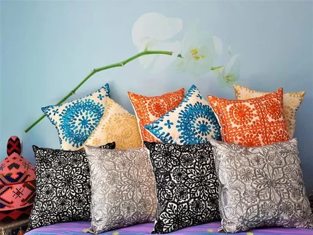 مخدات مطرزة
