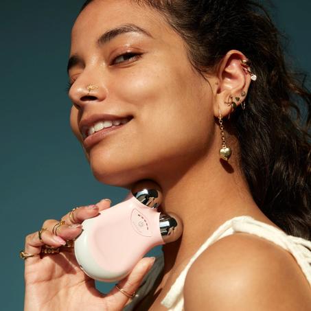 منتج العناية بالبشرة و شد الجلد