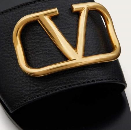 VLOGO SIGNATURE SLIDE SANDAL IN GRAINY COWHIDE WITH ACCESSORY