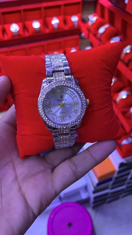 ساعة اليد فاخرة خاصة بلالنساء