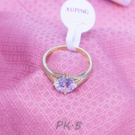 Belle bague de fiançailles avec un grand diamant d'isolement