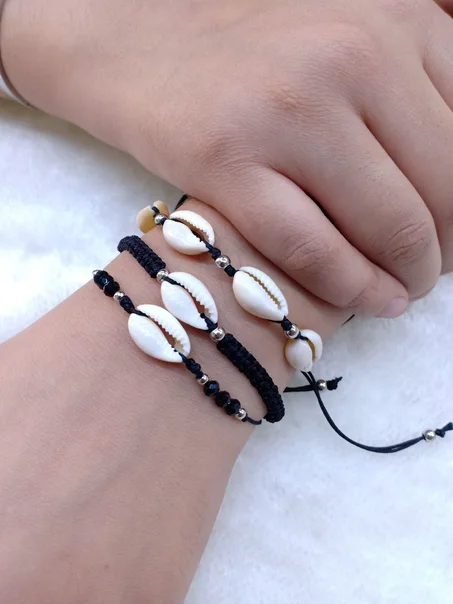 Bracelet Africain tressé noir avec coquillages cauris