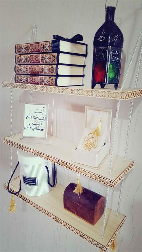 رفوف عصيرة مميزة بثلاثة طوابق ومزخرفة من جوانب