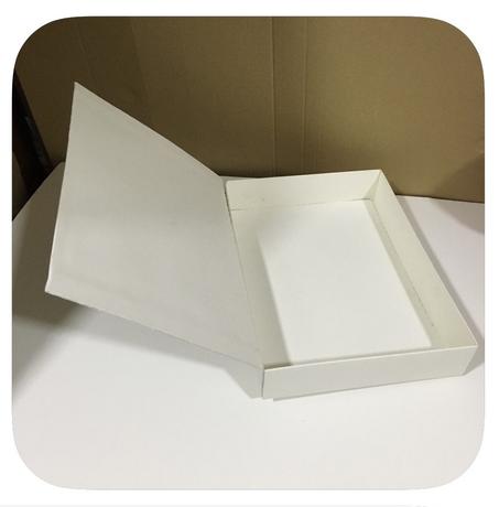 مجموعة (25) علبة بيضاء تفتح بشكل كتيب