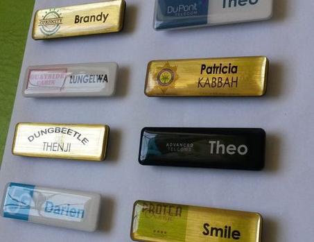 مجموعة ( 5 ) لوحة تعريف بالاسم من استيل مع مشبك