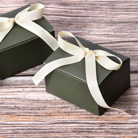 مجموعة (96) علبة توزيعات زيتي فاخرة بشريطة