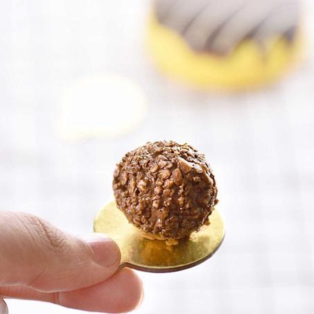 مجموعة (400) قواعد صغيره للميني كيك ذهبي دائري- 4 سم